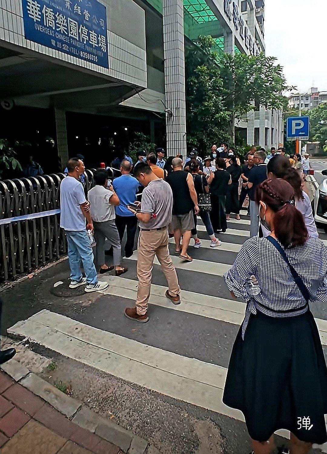 中国大陆广东省广州市，华侨乐园金晖楼地地下围满了业主和警察，不知什么情况 