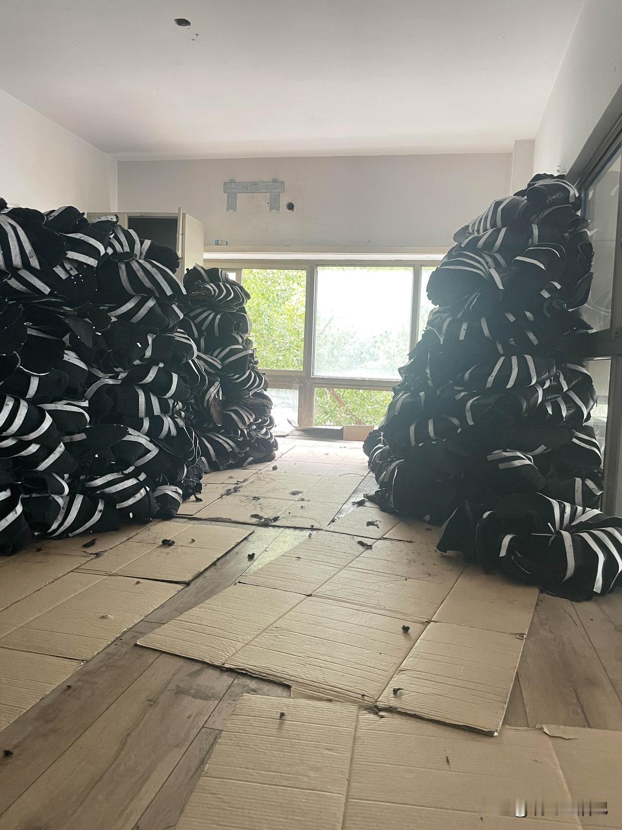 年龄才四十多岁，在仓库理几个小时货，累的气喘吁吁[捂脸]