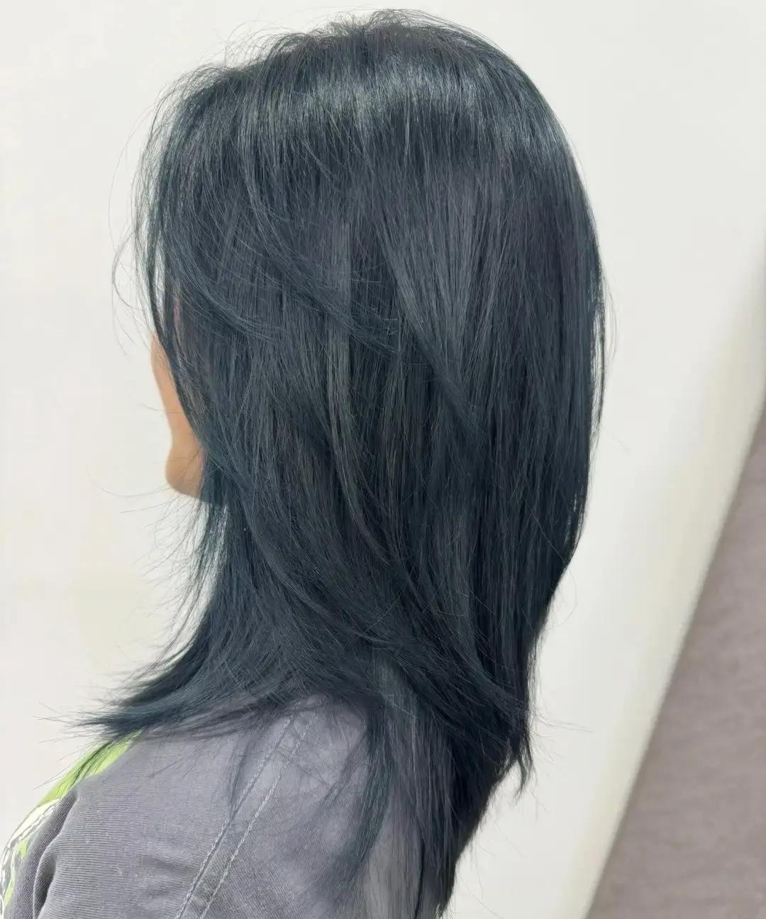 头发一白，简历先老十岁。
 
理发师一句“爸妈染完就找到零工”听着像段子，却是现