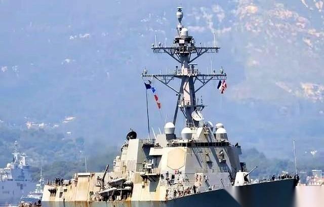 一提盾舰，很多人第一反应就是，人家浩浩荡荡几十艘，看着真吓人。
可这事儿吧，就跟