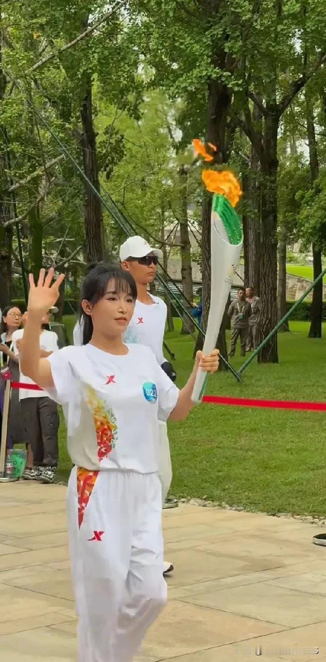 李子柒今天在成都世运会火炬传递时状态挺清爽的，扎高马尾穿白色运动服，全程带着笑。