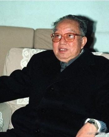 2007年，华国锋最后一次去毛主席纪念堂，临走时高喊一句话，在场的人听了无不感动