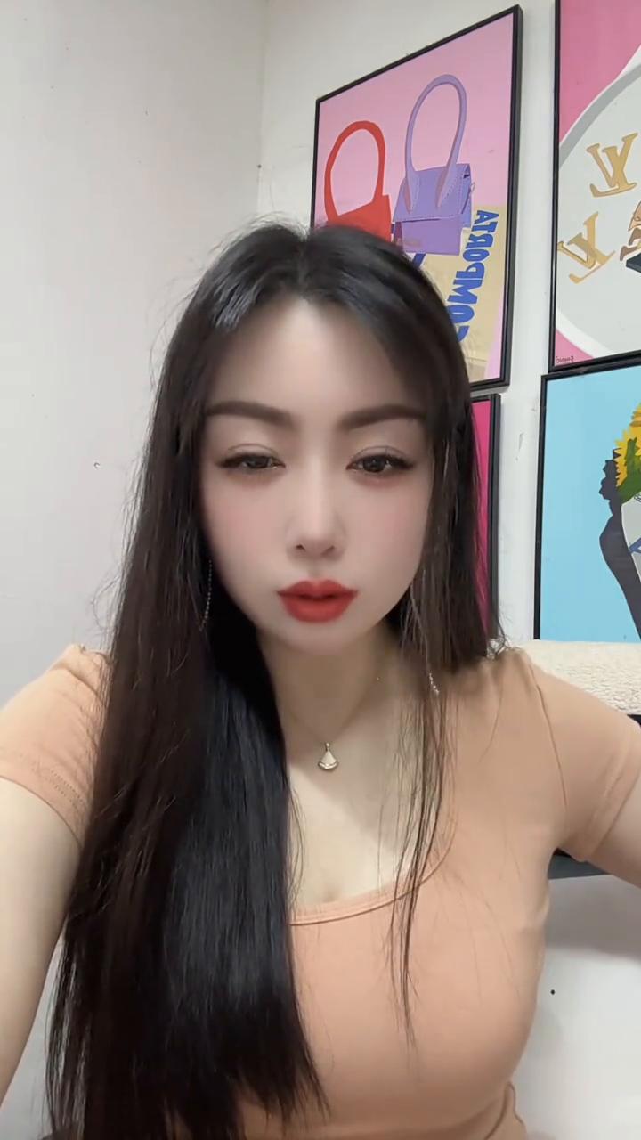 现在网上有一些男的天天跑步，不穿上衣，露个腹肌。我想问问你们道德在哪里？底线在哪