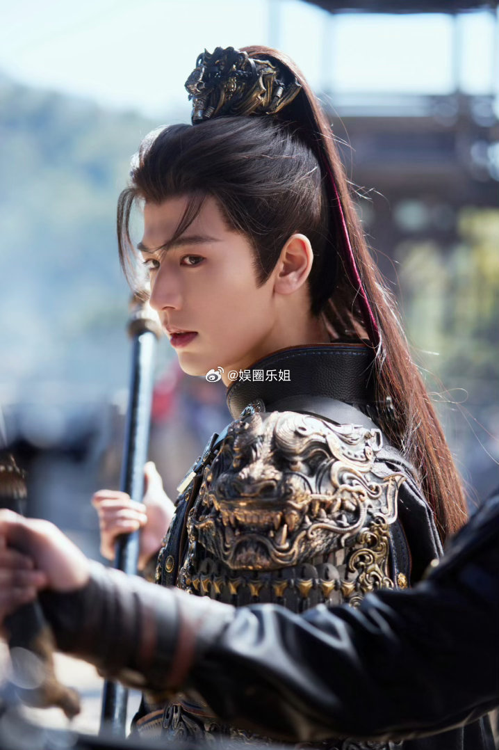 张凌赫确实火🔥了，眼红心眼小的也都开始蜂拥而上了～但是品牌都看不到商机吗？粉底