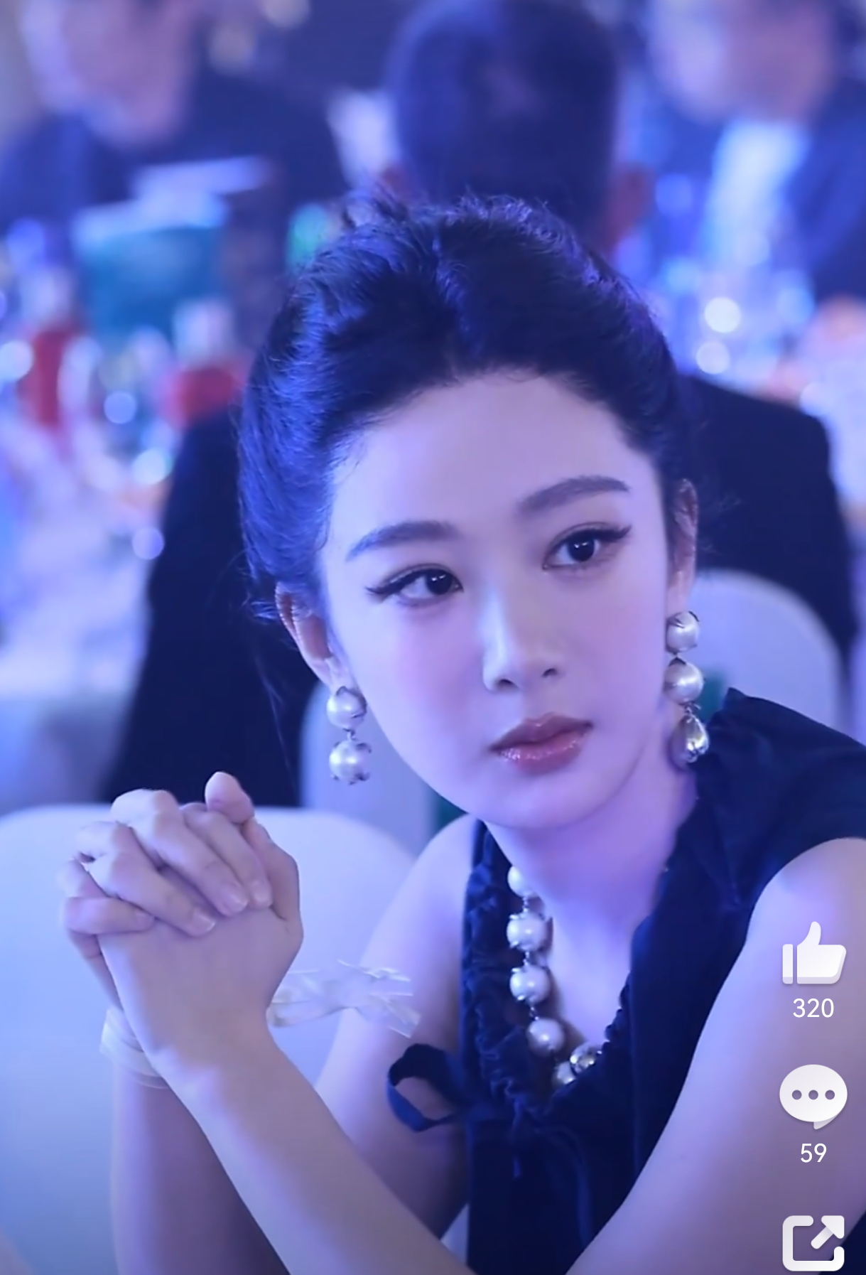 杨紫主动让C位白玉兰提名晚宴的杨紫杨紫大花青衣气质 纯纯视频截图，印记都在，超级