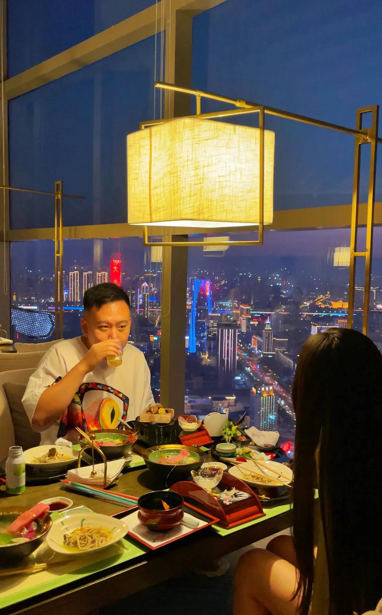 七夕约会看这
湖滨国际酒店46层
御高级日料
可以俯瞰太原夜景
傍晚过去还可以看