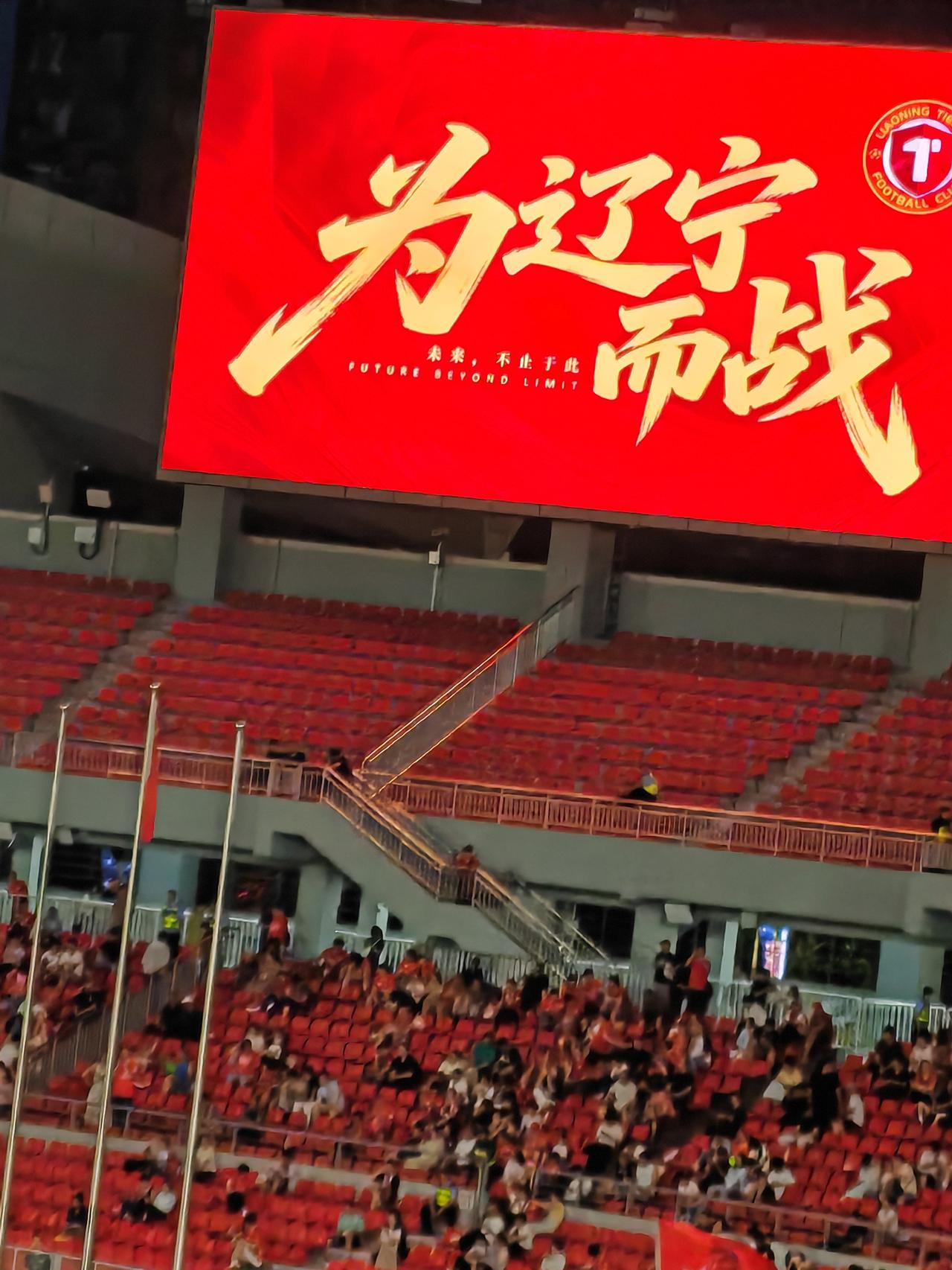 很多人误以为桀骜不驯便是傲骨，其实大多只是源于地位带来的自负，执拗的脾气，端起的