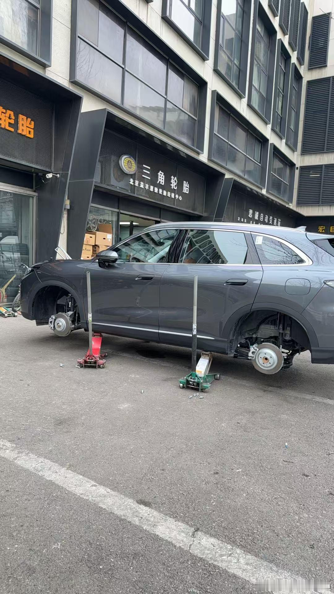 我和汽车的日常 四个轮离地了，聪明的智商又占领高地了 我和汽车的日常大V聊车