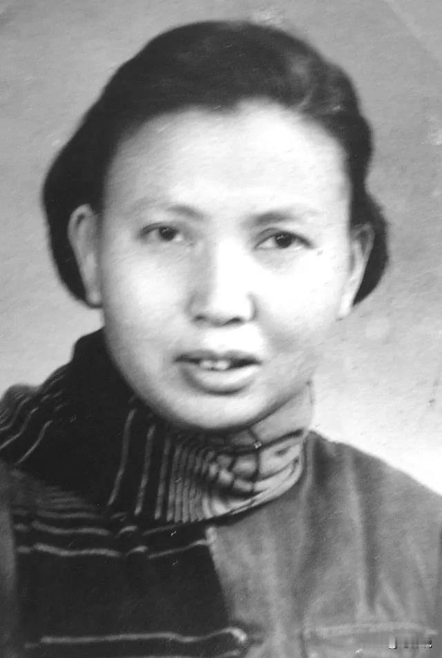 1941年，一名新四军女兵被俘虏，敌人准备活埋她。行刑前，敌人突然问：“你认识莫