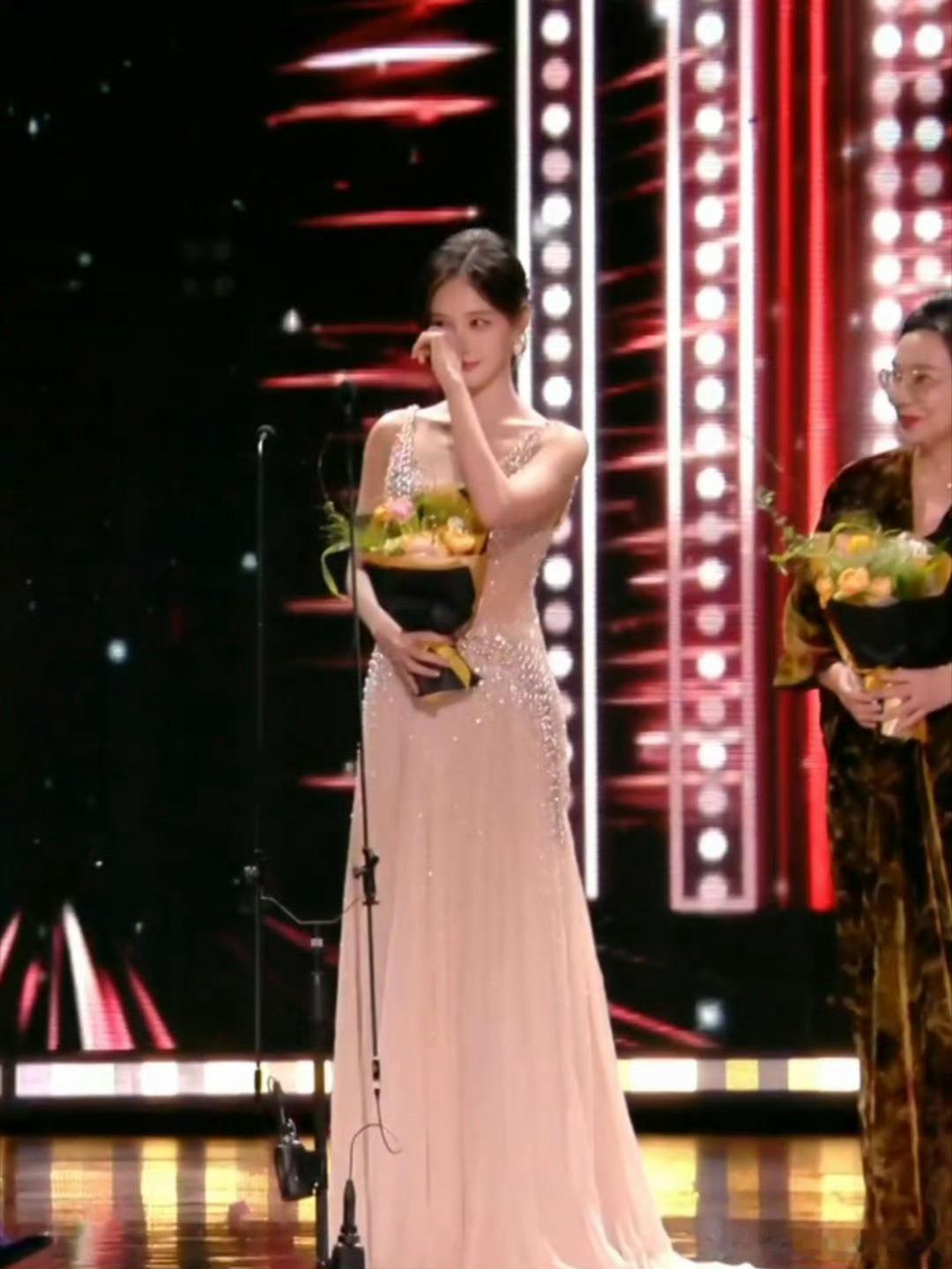 李一桐领奖哭了  在尖叫之夜李一桐领奖哭了，以后只流幸福的泪吧💧李一桐你值得