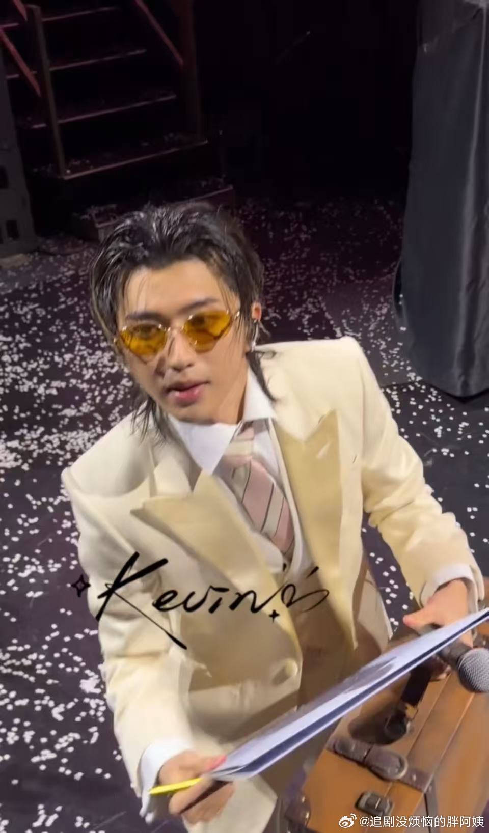 蔡徐坤签了我的黑胶蔡徐坤签了我的黑胶！蔡徐坤签了粉丝的黑胶