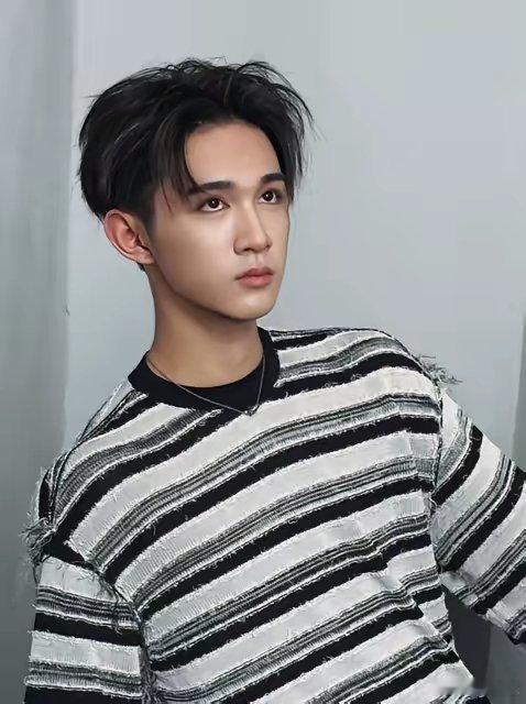 属于荣梓杉的蓝底白字来了，官方证实二人是因为情感纠纷发生口角以及拉拽等肢体接触，