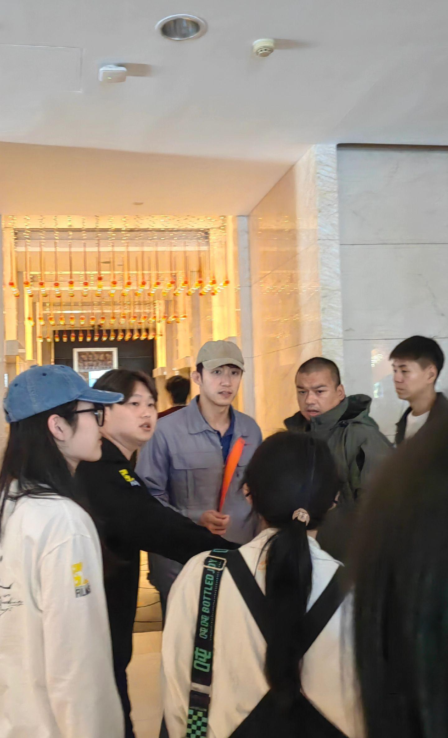 黄景瑜︱《岁月有情时》︱路人生图路透20240922路人手机拍的张小满随手存路人