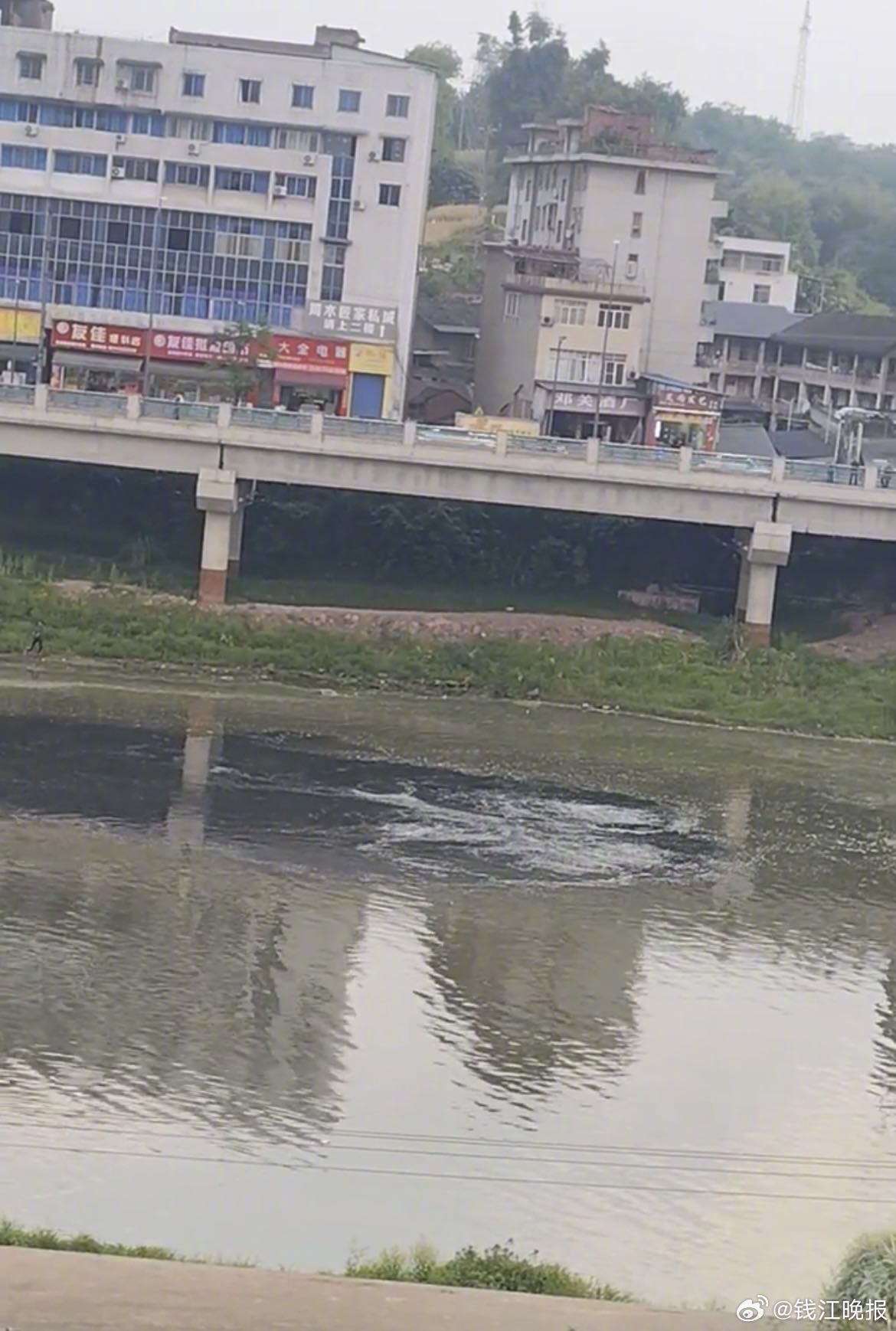 【#四川自贡一河道涌出黑色废水#？当地回应：正加紧排查】#自贡当地回应河道涌出黑
