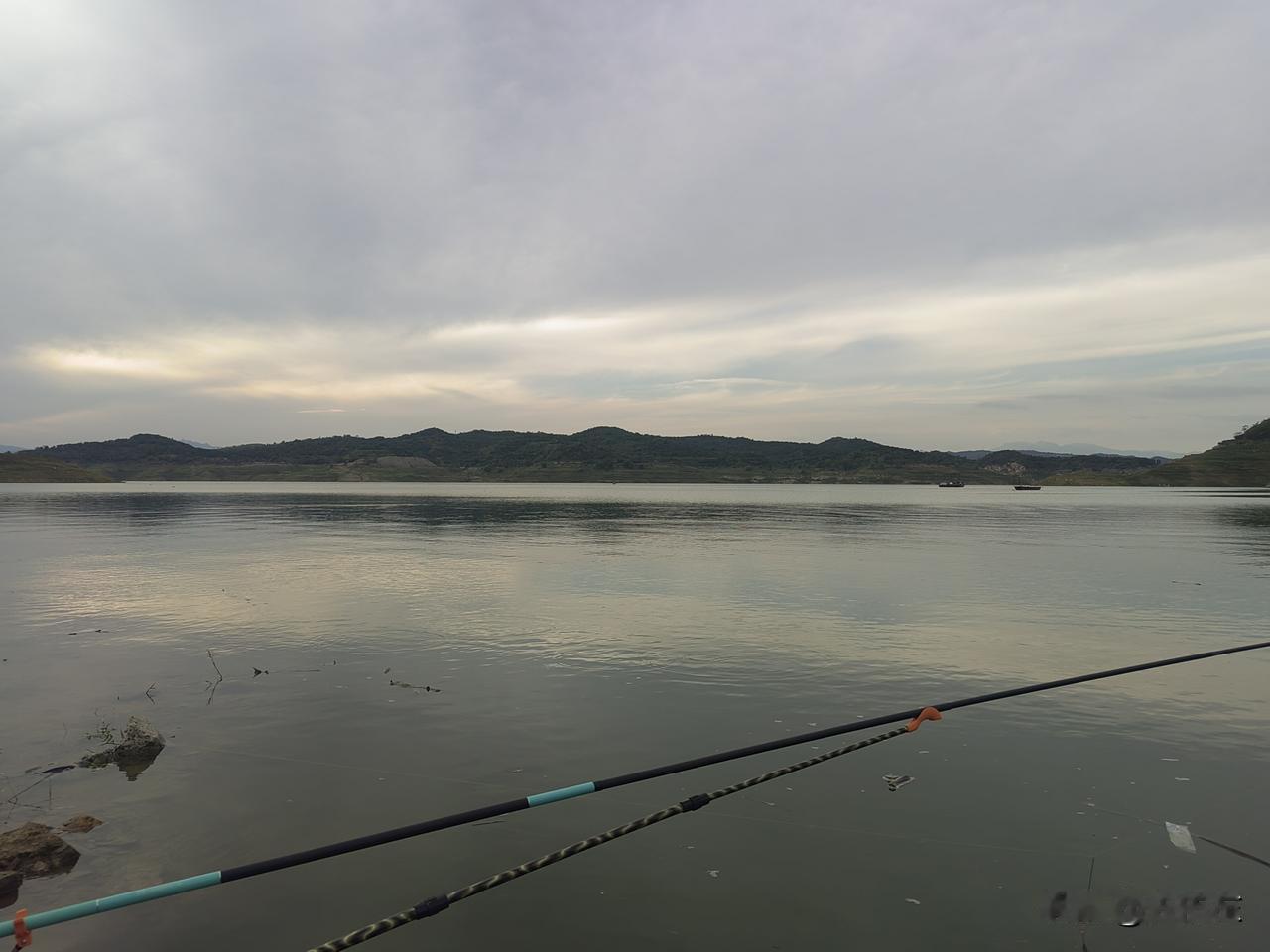 我老公又去钓鱼了。
54岁的中年男人，二次失业后就业艰难地如同登顶珠峰。
家里就