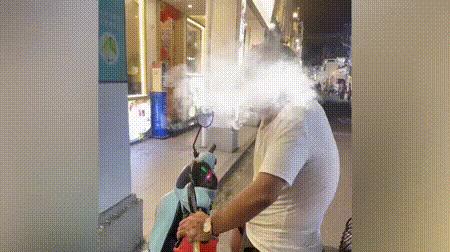 “穿吊带又不犯法？”广东潮州，两女生到景区游玩时被一男子指责“衣着打扮”有问题。