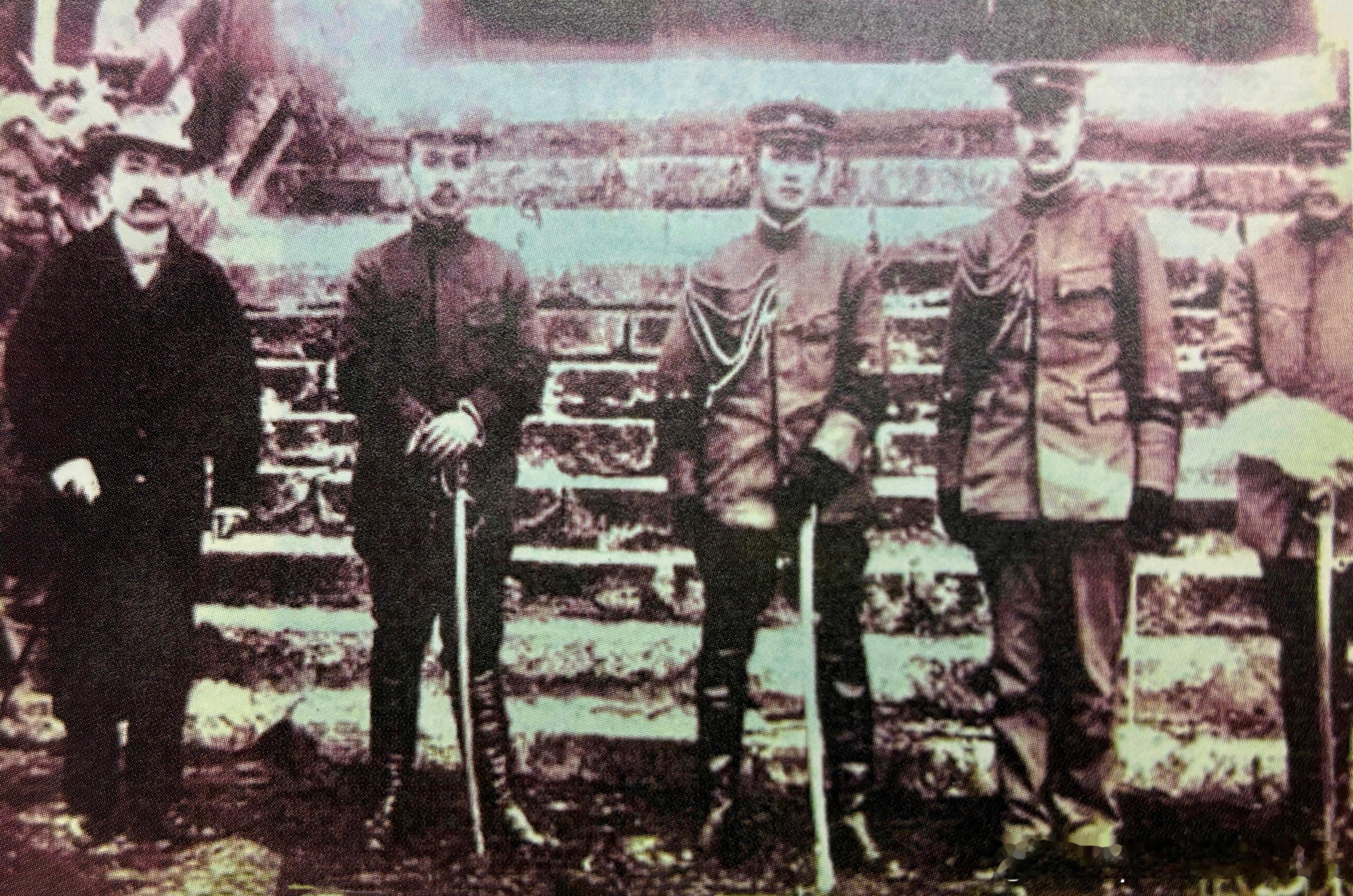 1915年12月25日云南护国举兵讨袁。左起李烈钧、殷承瓛、蔡锷、罗佩金、李日垓