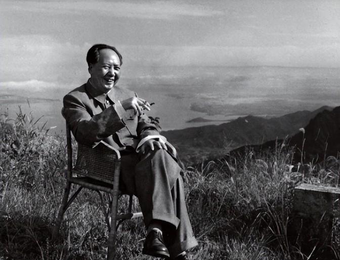 一天毛主席正在院子里烧水，只见一位漂亮的女红军轻轻绕到毛主席背后，猛然拍了一下毛