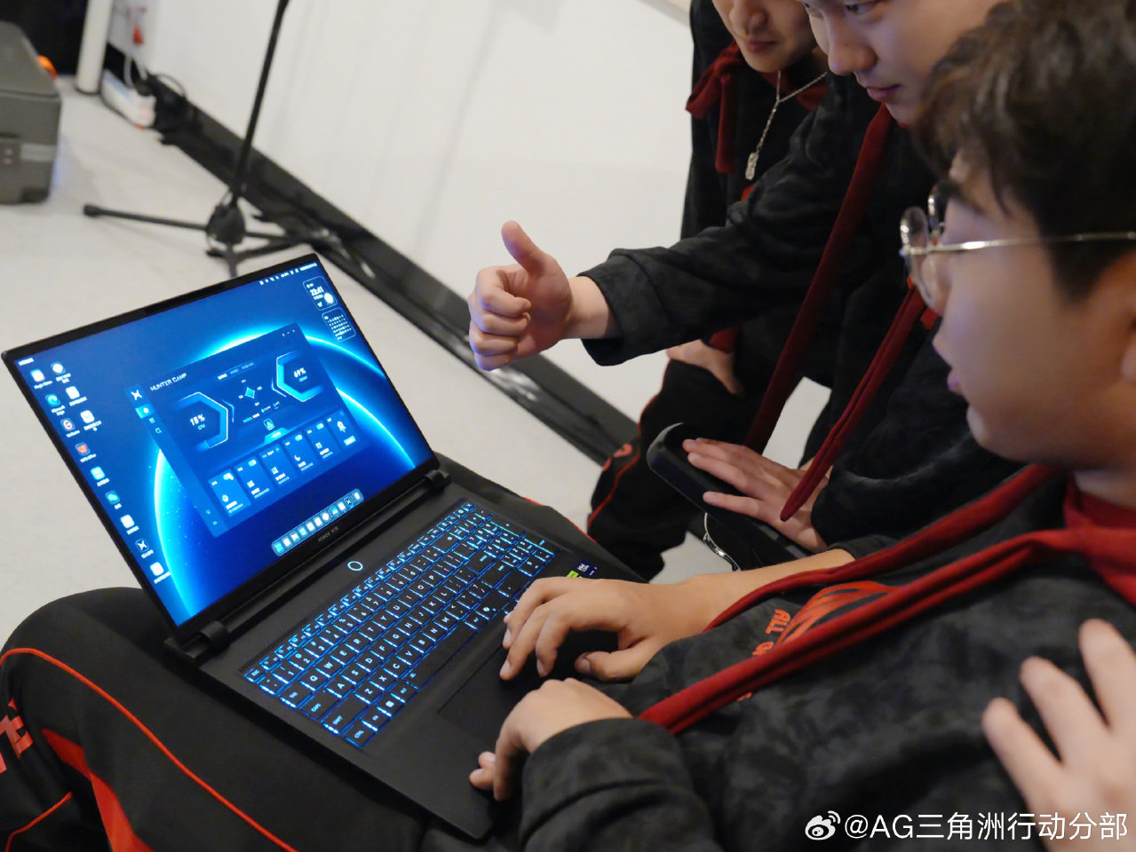 三角洲曝光荣耀WIN游戏本真机背部有发光logo，A面和C面的设计挺酷炫的，大概