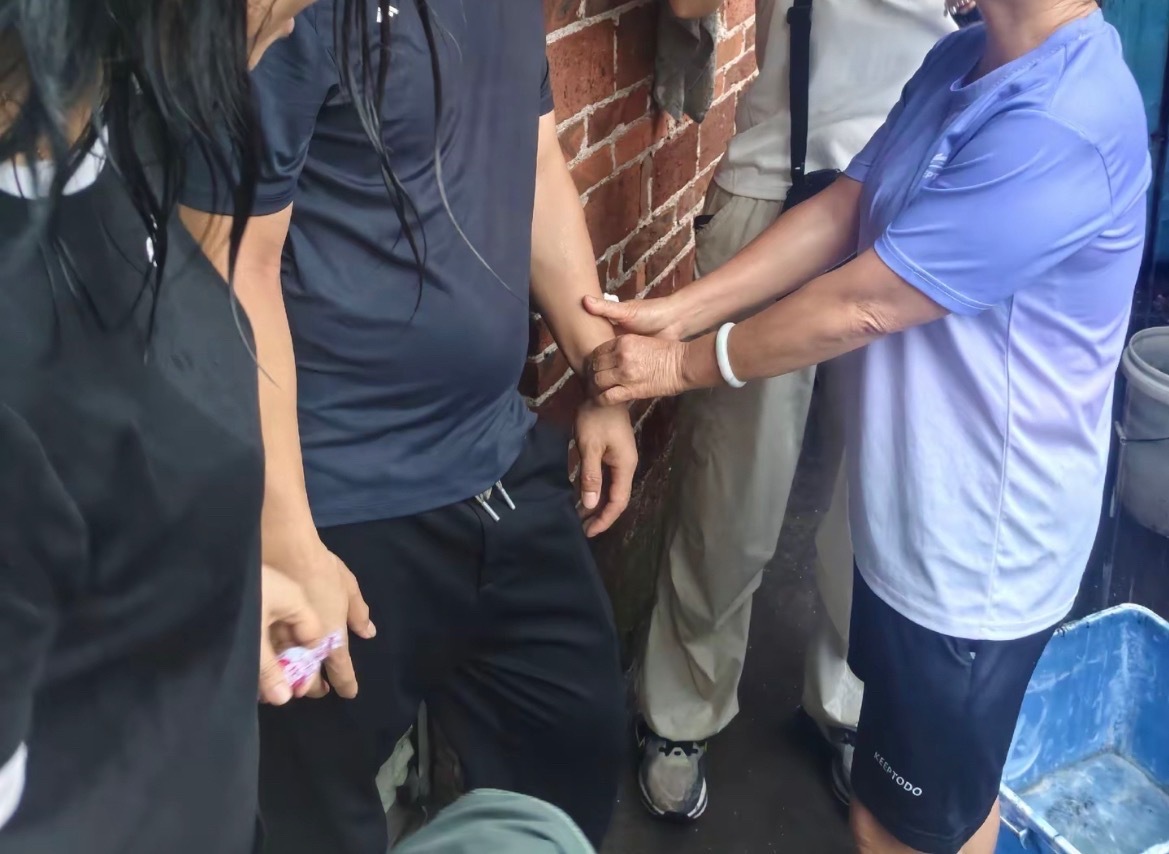 【玉林群众在公园上救助疑低血糖晕倒的男子】4月28日一大早，网友分享：玉林龟山公