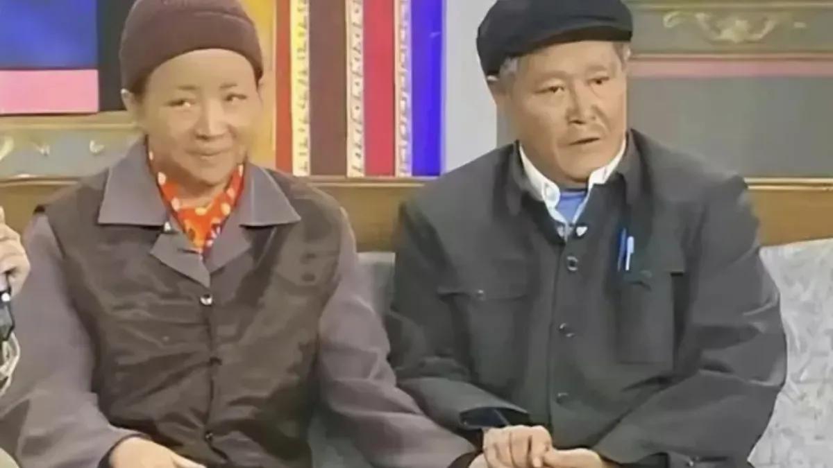 在中国除夕夜的温馨氛围中，春晚如同一场盛大的家庭聚会，而赵本山与宋丹丹这对“喜剧