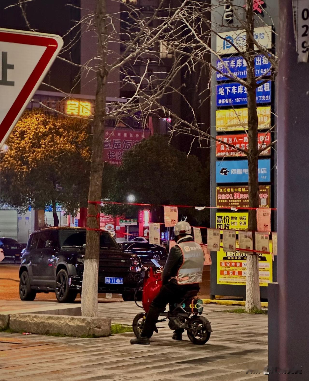 上周五老公晚上有应酬喝了酒，然后就叫了个代驾师傅回来。那时候已经晚上十一点多了。