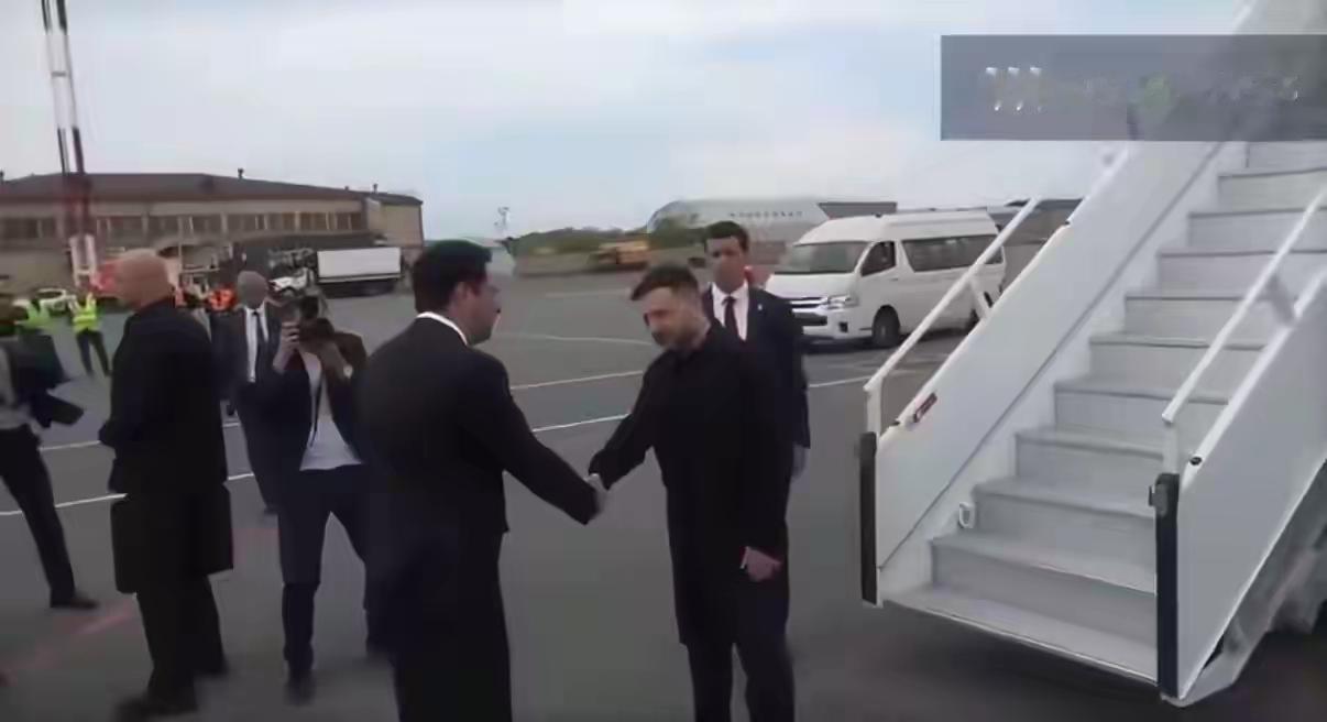 太尴尬啦，乌克兰总统泽连斯基抵达亚美尼亚，亚美尼亚接机的工作人员连红地毯都没有铺