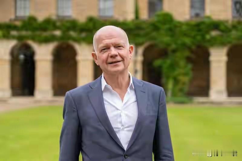 欧洲活成晚清翻版！
前英国外长黑格的一篇撰文，直接把欧洲的遮羞布撕得粉碎：“今天