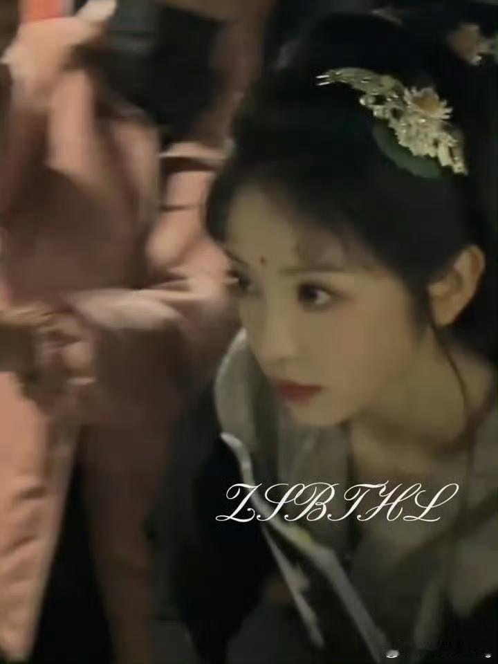 田曦薇嫁金钗妆造   糊图都这么漂亮… 