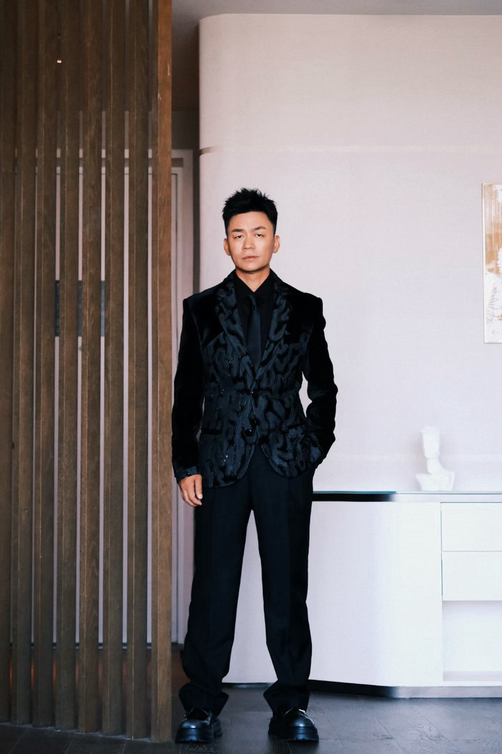 王宝强狠家伙首支预告 这预告没白等，中式的狠辣搁在纽约的背景里，不违和还特带感。