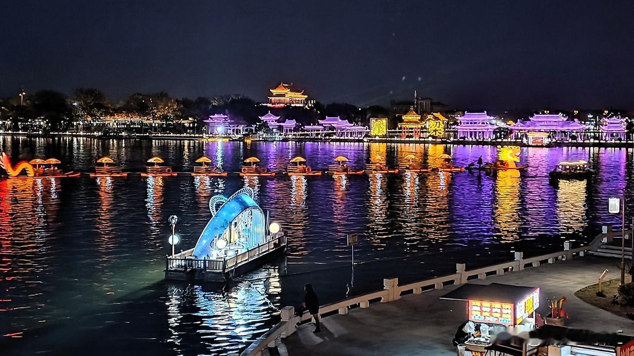 我认为合家出游。
首先五一假期高速免费，跑着实惠。唯一不足就是开启堵堵堵，人人人