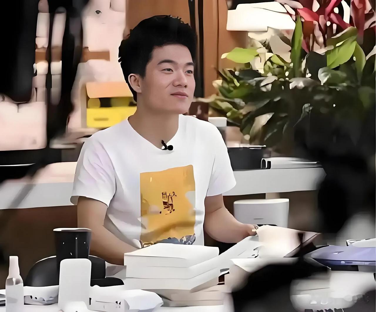 “给你10万元创业再来一遍，你会选择做什么”。张朝阳在回答胡润时这样回答说：
“