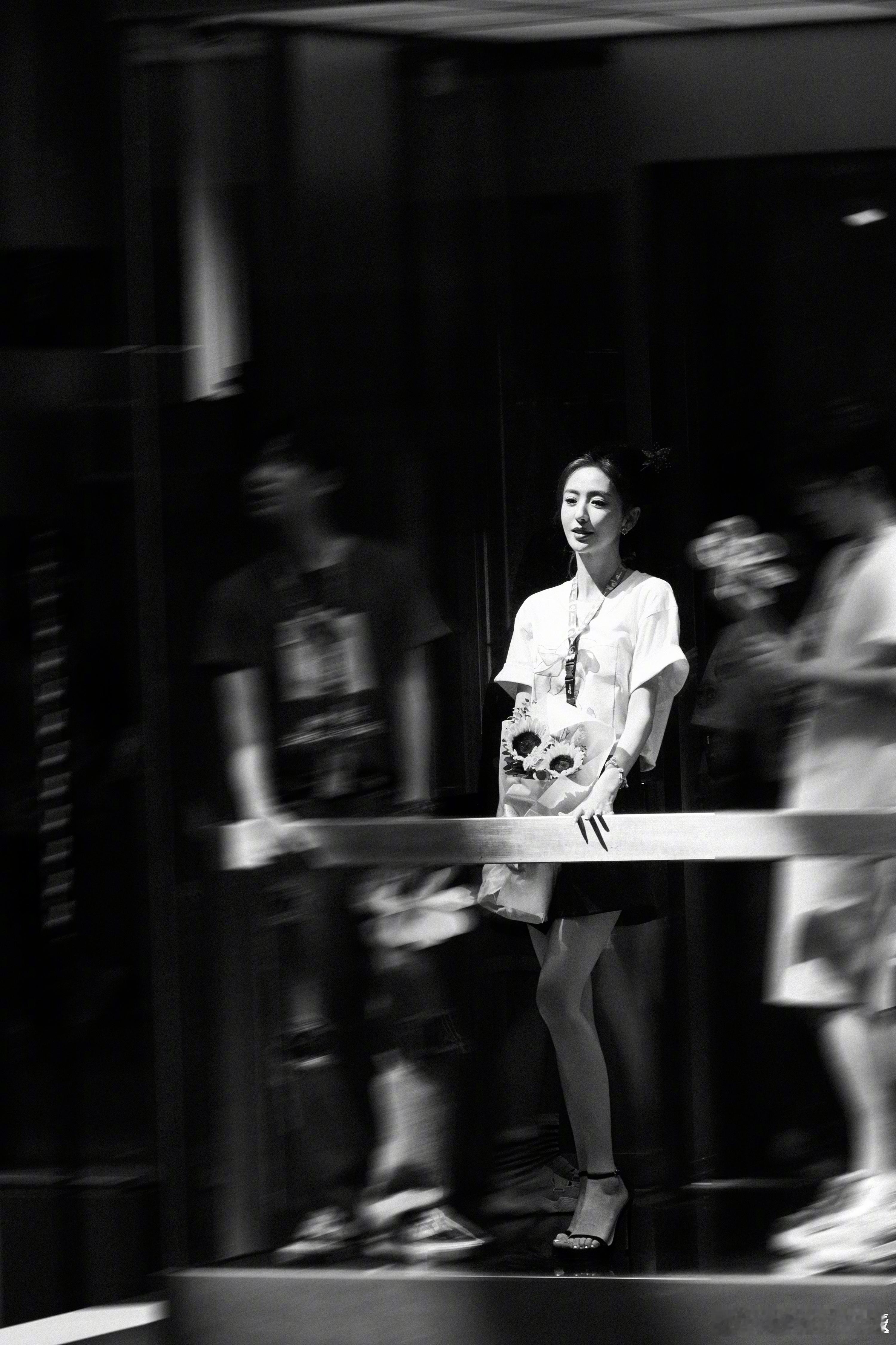 #佟丽娅电梯神图#佟丽娅的魅力无人能及，为新片《假如爱》造势的她，光彩照人。电梯