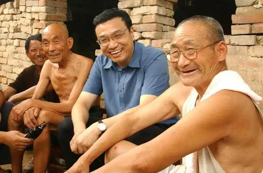 缅怀总理，为国家做很多实事。务实勤勉，不回避问题，正视问题，解决问题。人民的好总