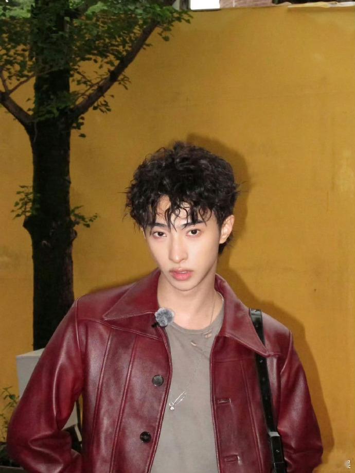 歌手后哈林为儿子恩利现身庾澄庆给恩利新歌打call 一代乐坛唱将全力护航后辈，哈