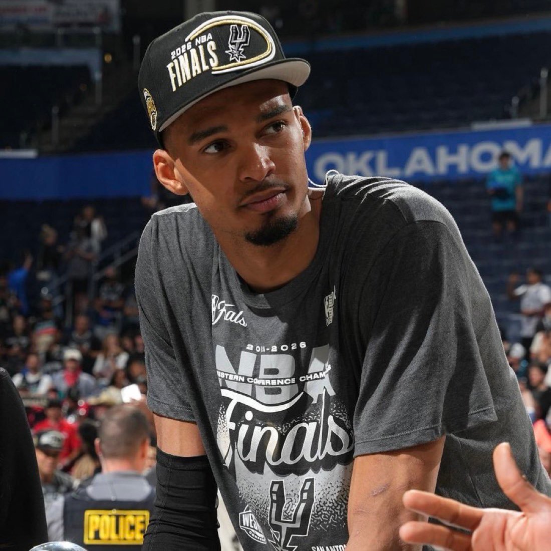 托尼-帕克直言：文班亚马是NBA的现役第一人，并且断层领跑。“文班的表现不可思议