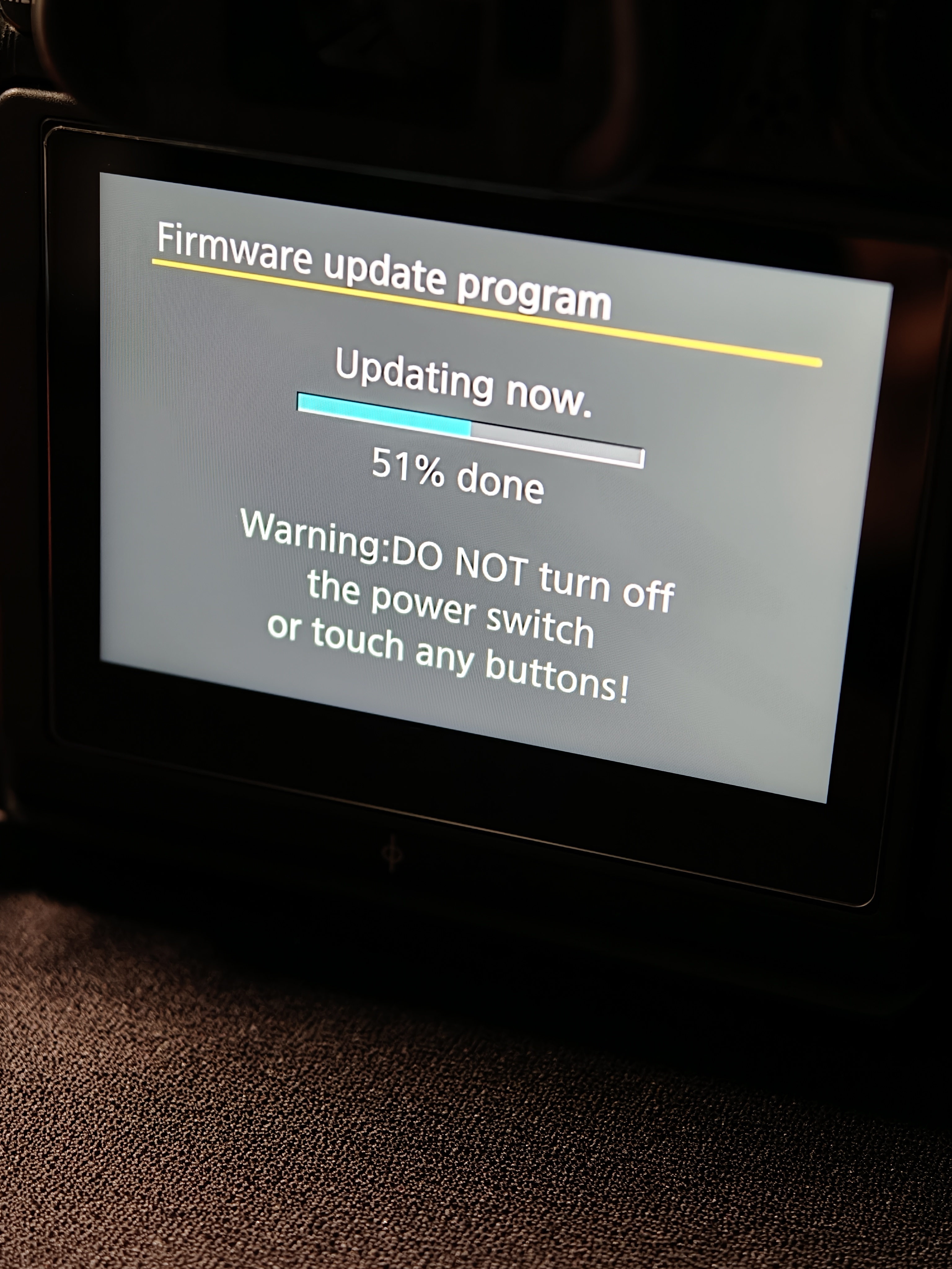 相机触摸屏失灵了希望不是排线断了，刷个固件试试先