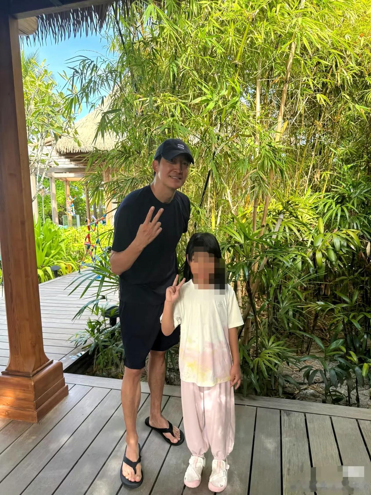 谁懂这种快乐！网友在马尔代夫华尔道夫天天撞见王阳任重两家同游，俩帅哥大叔带娃带老