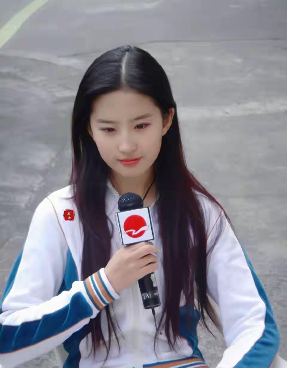 年轻时候的刘亦菲非常清纯 ，长发飘飘