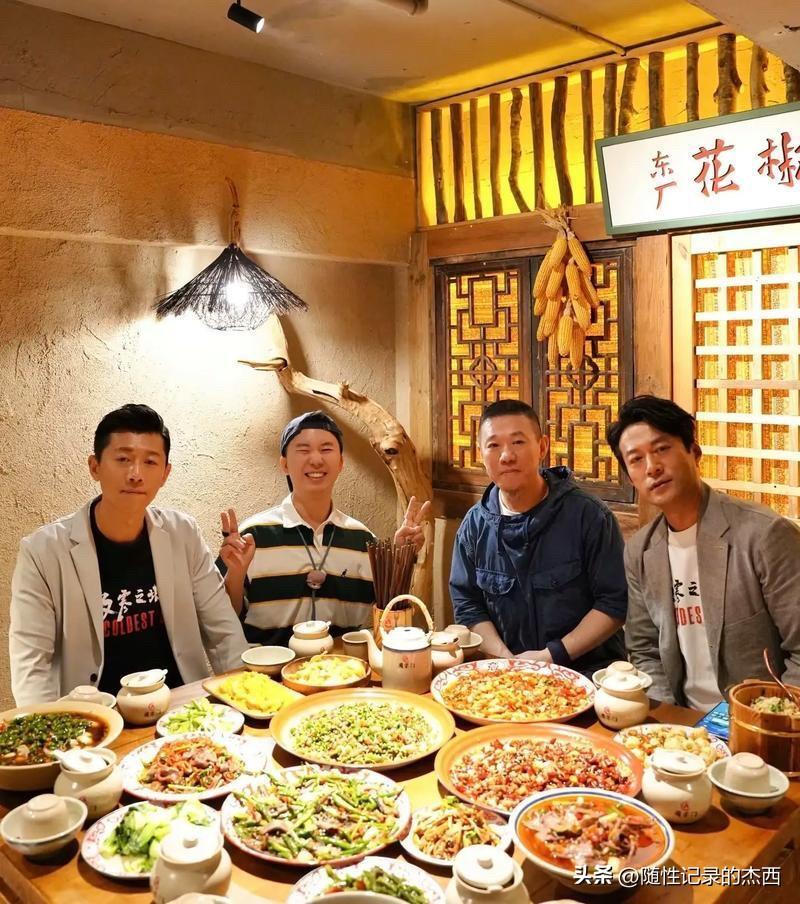 49岁的夏雨看起来还那么年轻，不得不佩服这些男演员，一天又自律又很会保养。右边的