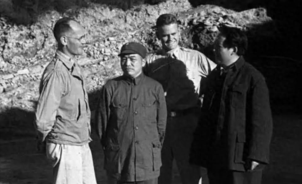 一位55年红军军长评定为大校军衔，三位元帅表达不满，毛主席表示确实评低了！
19