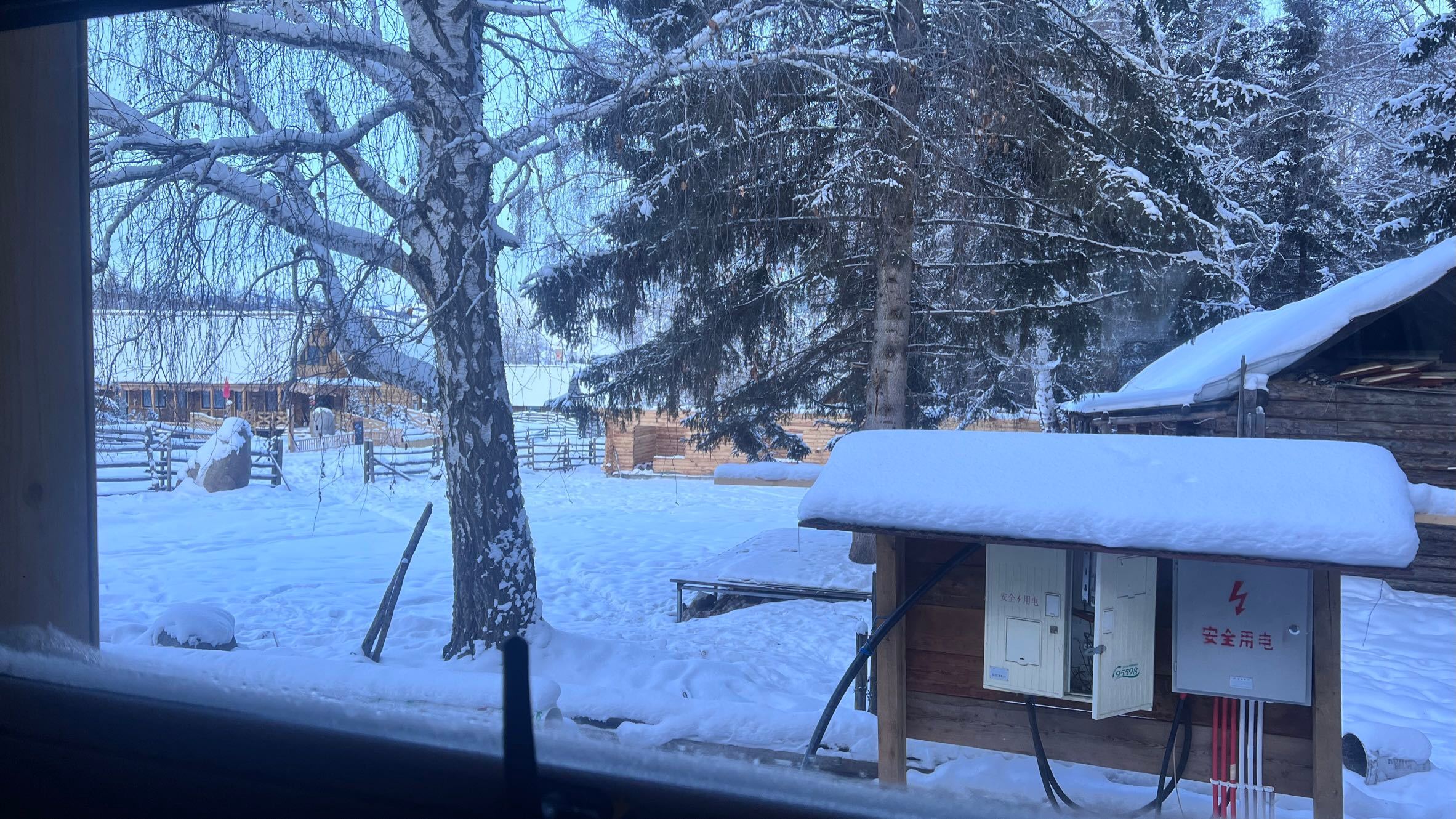 钱多多的打工日记来啦南方人终于冲向北方看雪啦！❄️住进暖乎乎的小木屋 窗外白雪皑