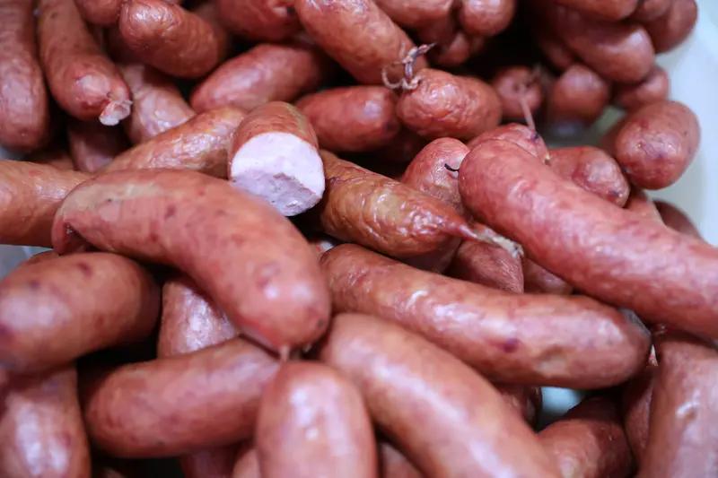 男子偷走20斤香肠被抓时还没下锅 最近看到两起偷香肠的事儿，真是让人无语。海宁长