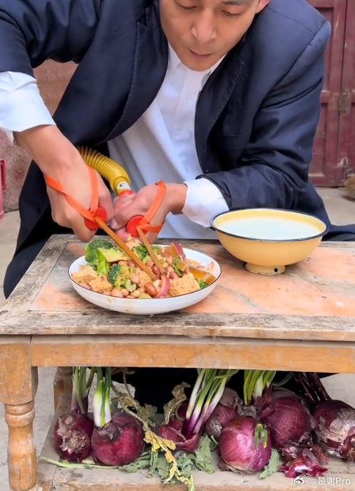 吃一口饭倒欠200卡路里 这吃个饭好费劲，手都酸了还没吃饱呢 