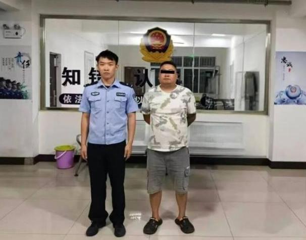 云南昆明，一35岁的男子，在台球厅见一女子漂亮性感，忍不住上前掀开女子裙子，还把