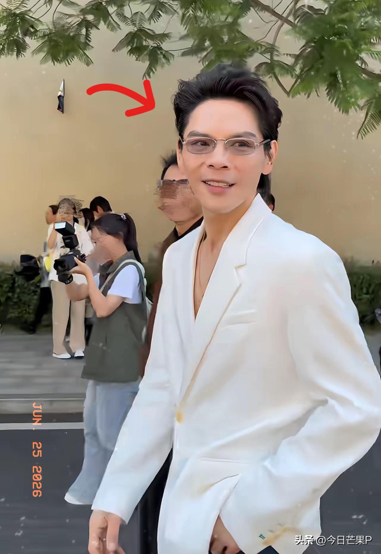 我发小在上海见过向佐，
回来后跟我说，
以后别再说向佐是帅哥了，你是不知道，他称