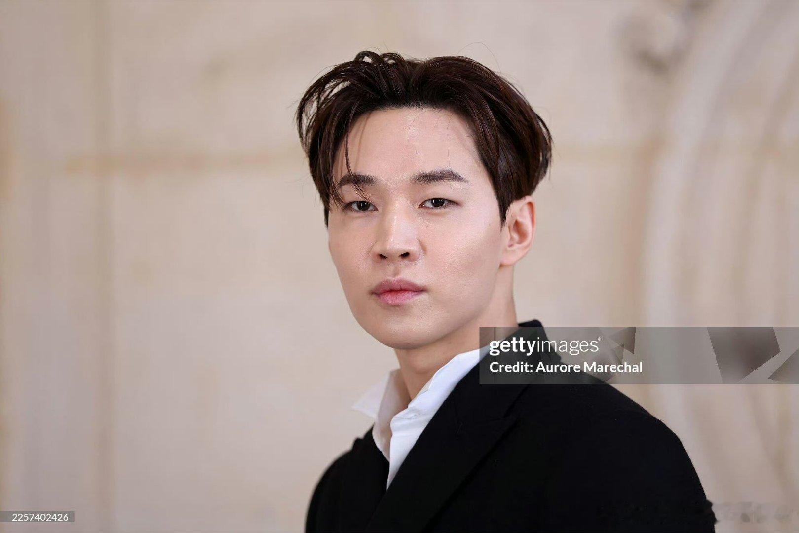 刘宪华扛住了外媒镜头 谁不说刘宪华的生图抗打力一绝 巴黎时装周看秀的G社生图无美