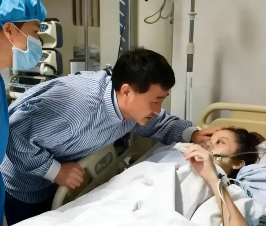 33岁唱完最后一首歌
 
那天病房只剩心跳声，她还在比划V字。没人敢问明天，她却