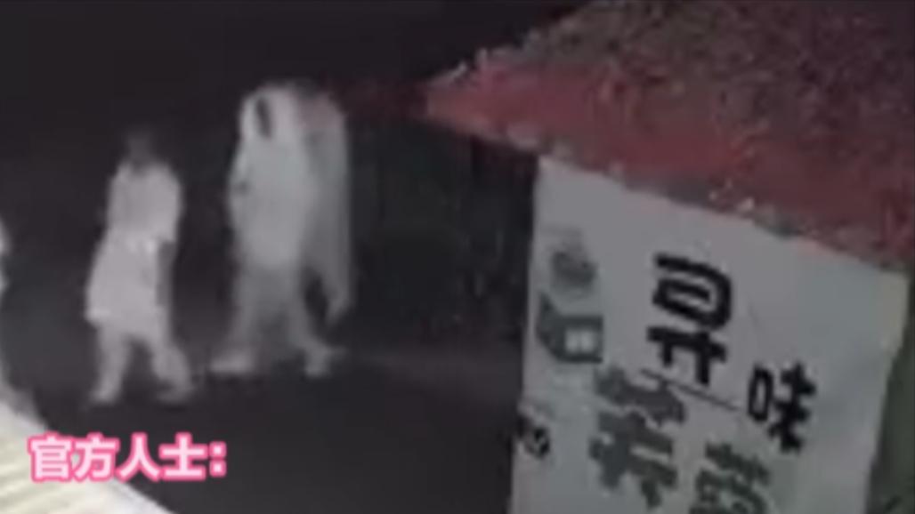 “人就是不能吃太饱！”广州花都，一居民凌晨四点起夜，往窗外一看傻眼了！路上竟惊现