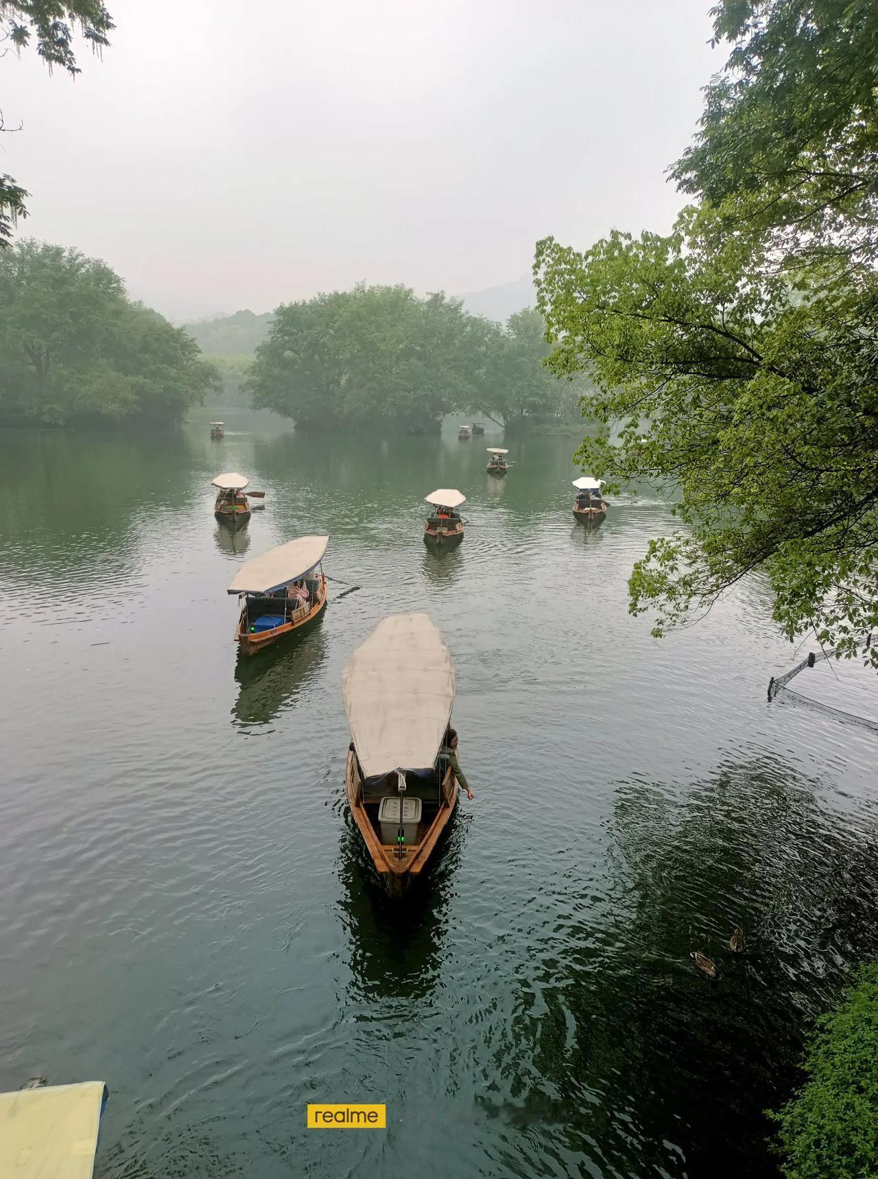 这里群山簇拥，游船悠悠，湖中有湖，胜似画中壁纸，别有一番风景。